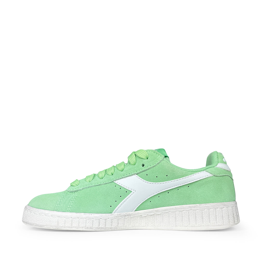 Rechterzijaanzicht van groene Diadora schoen in suède voor tieners en volwassenen