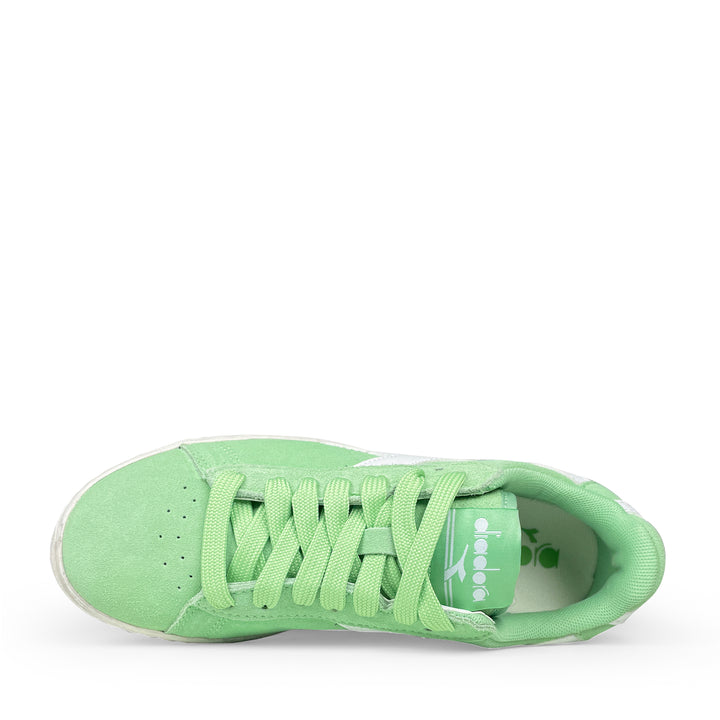 Bovenaanzicht van frisse groene Diadora sneaker met witte zool – casual look voor jongvolwassenen
