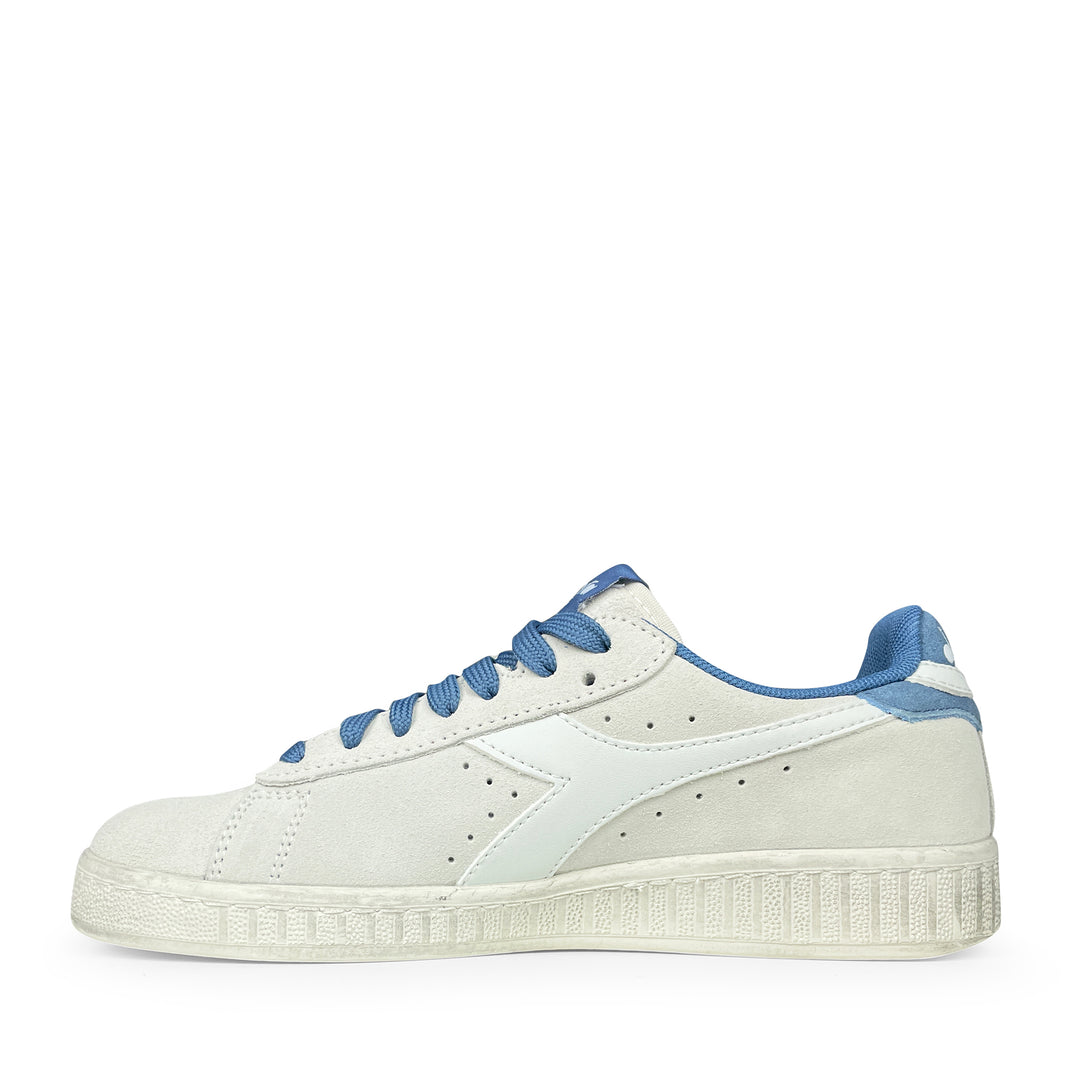 Rechter zijaanzicht van een wit-blauwe Diadora sneaker in retrostijl, ontworpen voor zowel tieners als volwassenen
