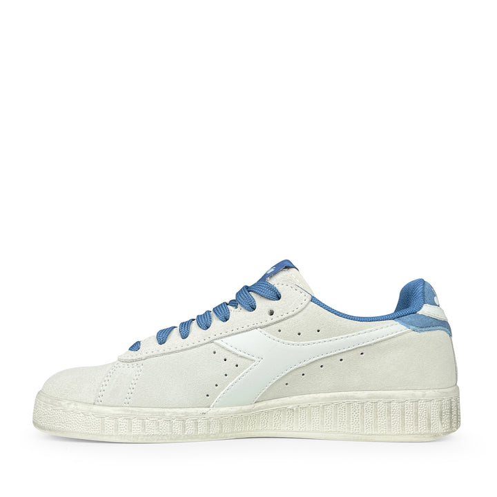Rechter zijaanzicht van een wit-blauwe Diadora sneaker in retrostijl, ontworpen voor zowel tieners als volwassenen