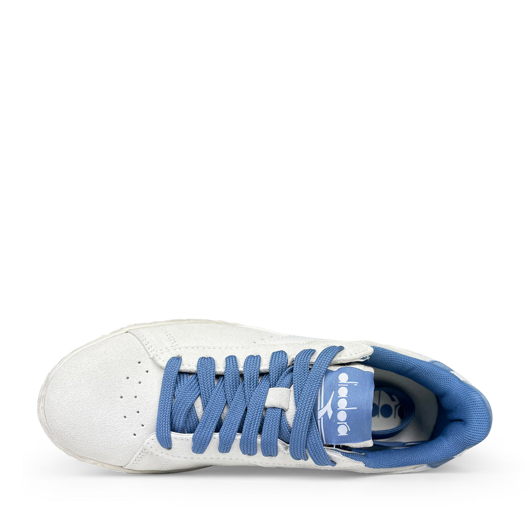 Bovenaanzicht van een sportieve wit-blauwe Diadora sneaker met veters, voor tieners en volwassenen