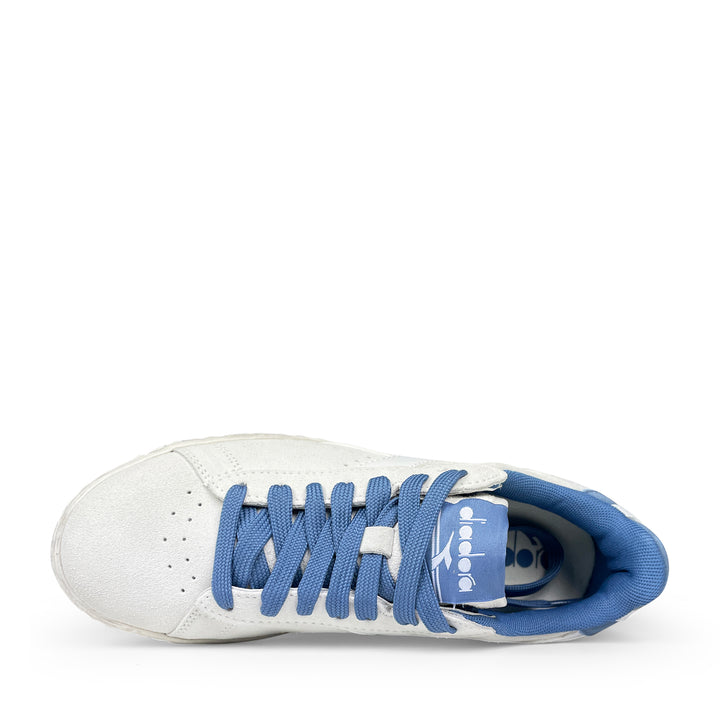Bovenaanzicht van een sportieve wit-blauwe Diadora sneaker met veters, voor tieners en volwassenen