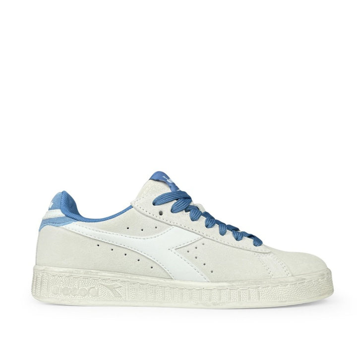 Zijaanzicht van een Diadora sneaker in wit suède met blauwe accenten en veters, tienermodel
