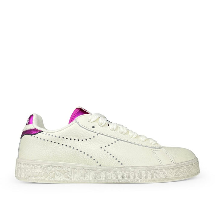 Witte Diadora sneaker met roze metallic accenten, zijaanzicht van de linkerschoen