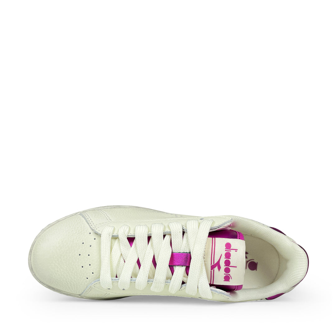 Bovenaanzicht van witte Diadora sneaker met veters en roze tonglabel