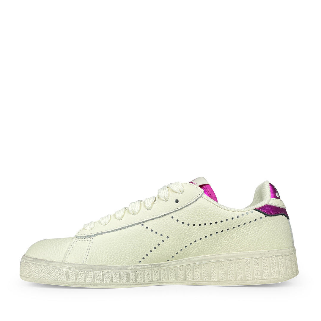 Zijaanzicht van rechter Diadora sneaker in wit leer met roze hielaccent en geperforeerd logo