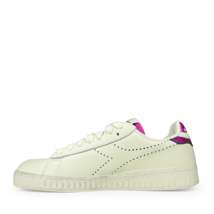 Zijaanzicht van rechter Diadora sneaker in wit leer met roze hielaccent en geperforeerd logo