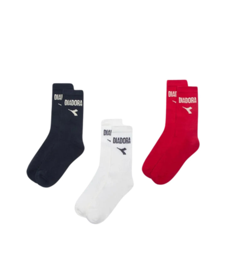Drie paar Diadora sportsokken in de kleuren donkerblauw, wit en rood, staand naast elkaar