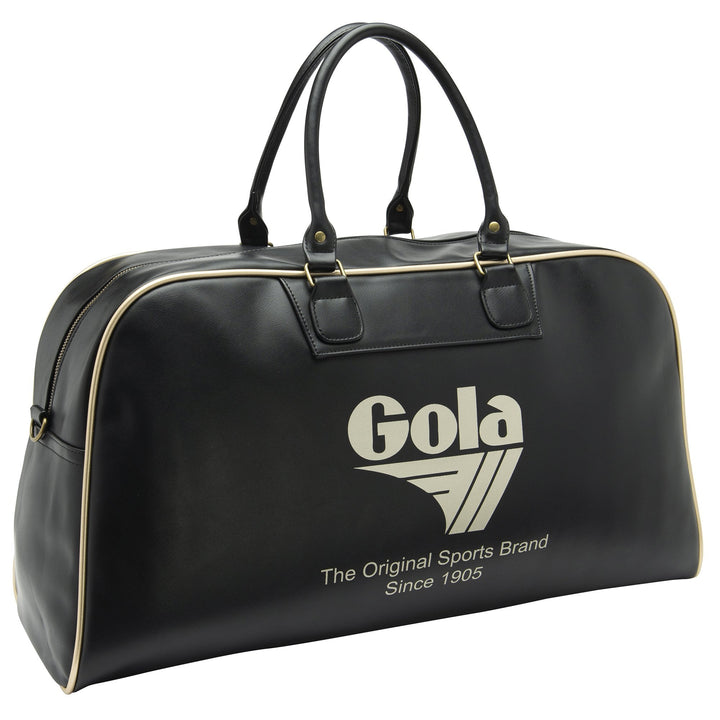 Schuine zijaanzicht van de Gola Reynolds tas, zwarte kleur met gouden piping.