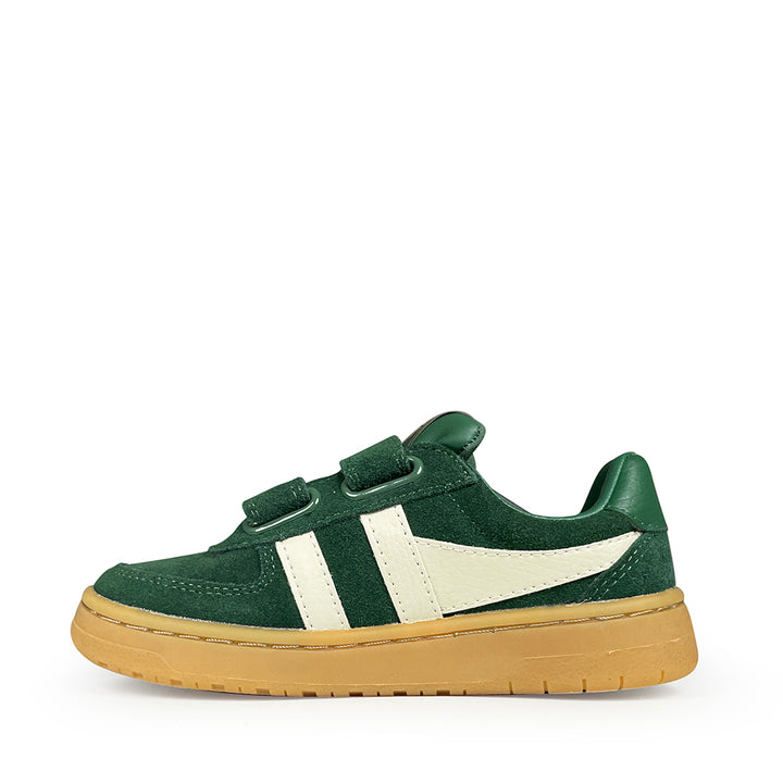 Groene suede Gola Hawk sneaker met witte leren strepen en rubberen zool, zijaanzicht