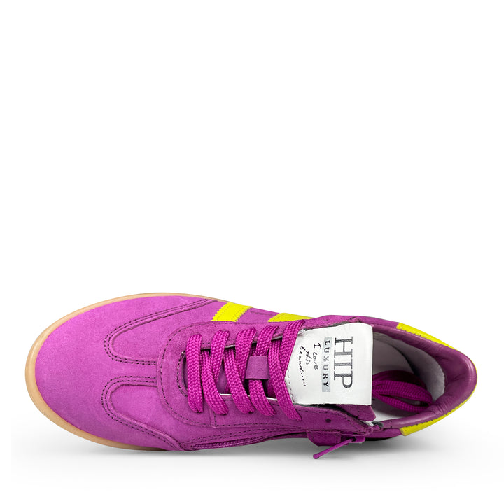 Bovenaanzicht van paars-gele sneaker van HIP met merklabel en paarse veters