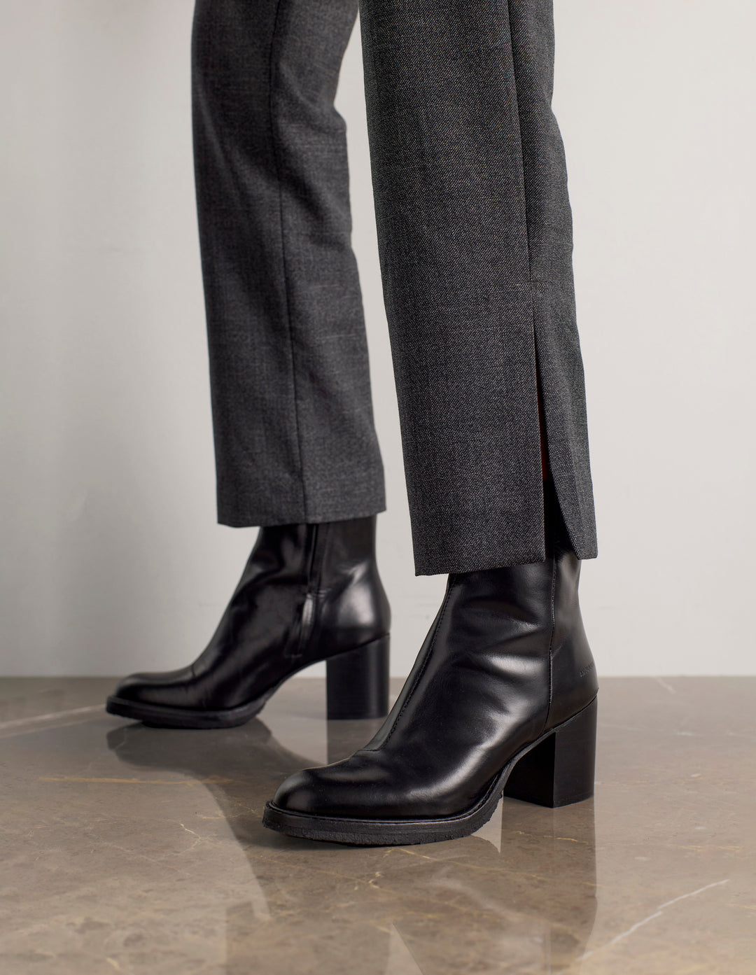 Zwarte leren laars met blokhak in 70s stijl – gedragen met pantalon