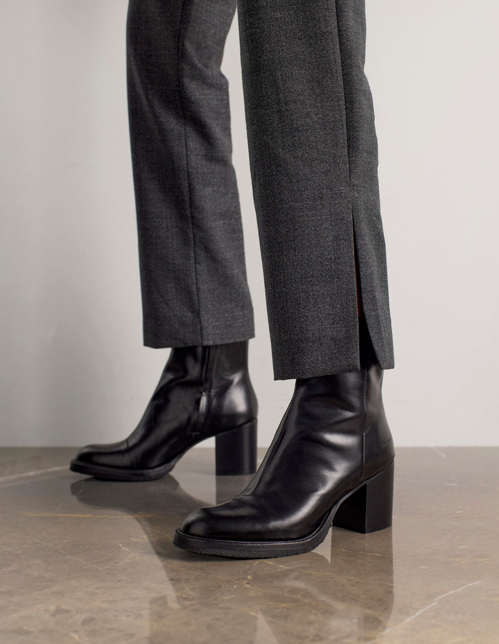 Zwarte leren laars met blokhak in 70s stijl – gedragen met pantalon
