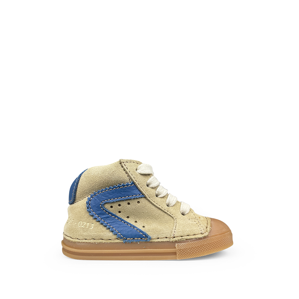 Eerste stapper van Ocra in lichtbruin suède met blauwe accenten en veters – stevige pre-stap voor baby’s en peuters