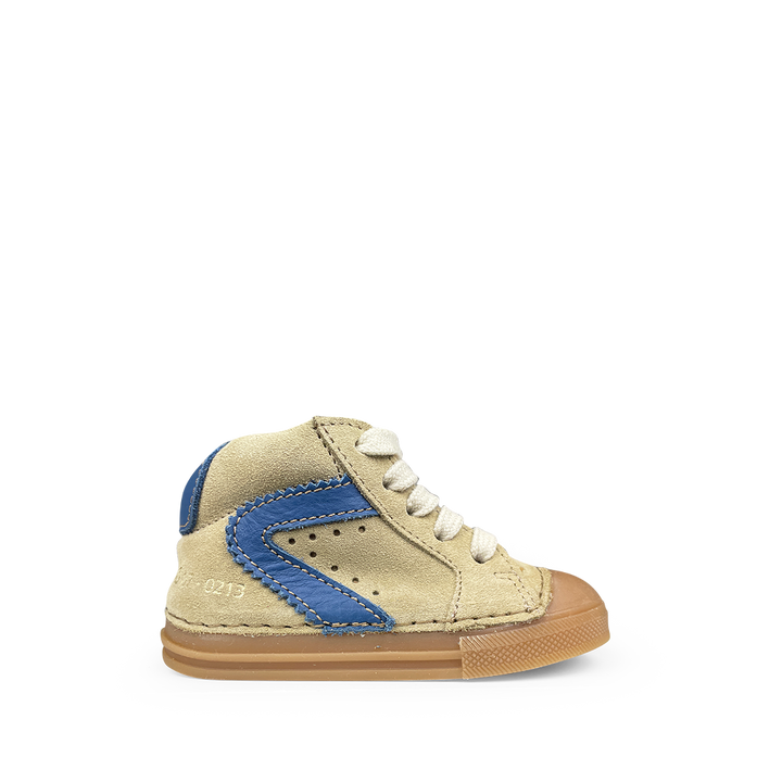 Eerste stapper van Ocra in lichtbruin suède met blauwe accenten en veters – stevige pre-stap voor baby’s en peuters