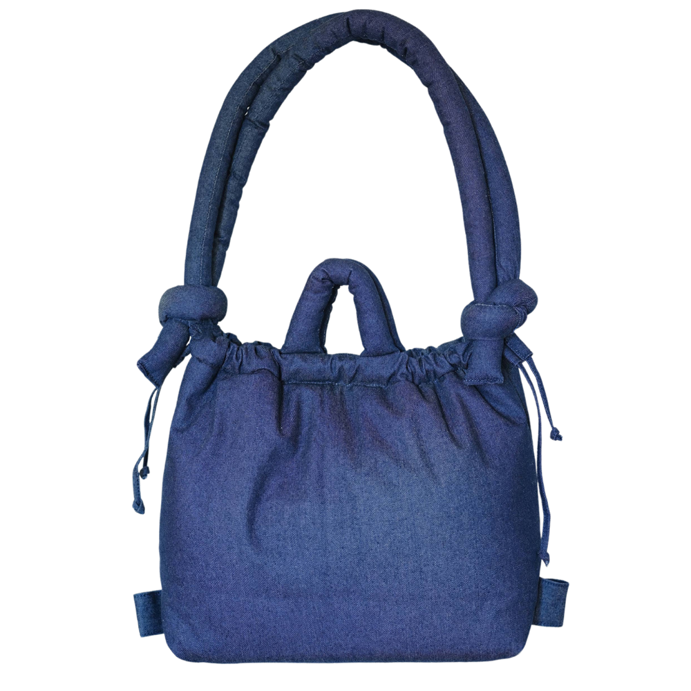 Volledig zicht op denim tas met gewatteerde handvaten – modern en stijlvol design