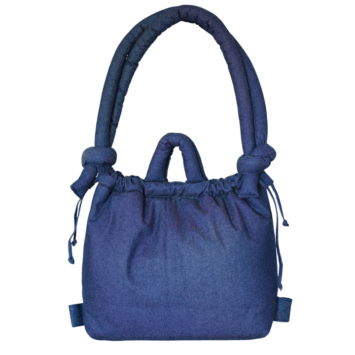 Volledig zicht op denim tas met gewatteerde handvaten – modern en stijlvol design