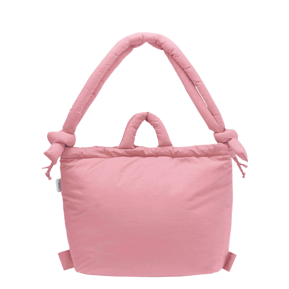 Vooraanzicht van de Olend Ona Soft Bag in pale pink, een gewatteerde damestas met knoopdetails en brede schouderriemen