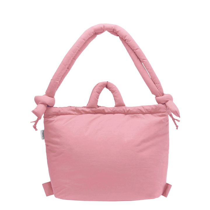 Vooraanzicht van de Olend Ona Soft Bag in pale pink, een gewatteerde damestas met knoopdetails en brede schouderriemen
