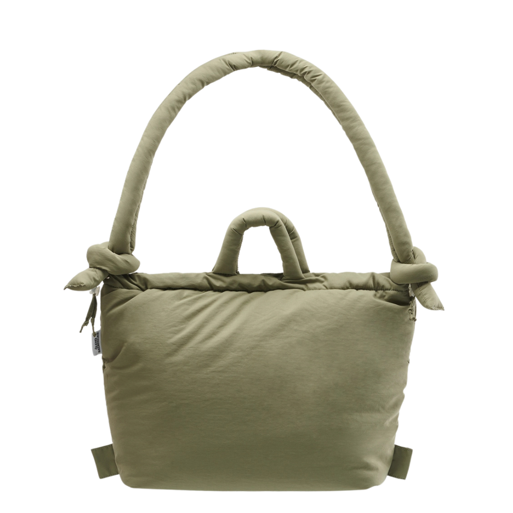 Olend Ona Soft Bag in saliegroen met zachte structuur, geknoopte schouderbanden en handvat, studio productfoto