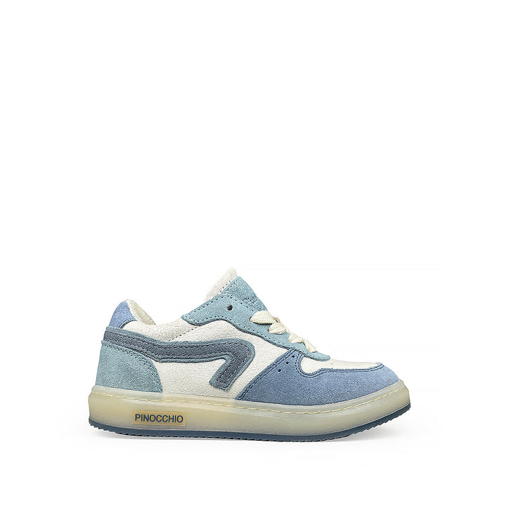 Pinocchio kindersneaker in jeanskleurige suède met witte accenten – zijaanzicht links