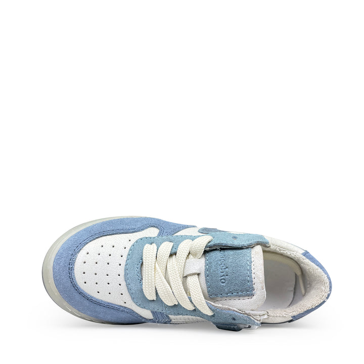 Bovenaanzicht van jeansblauwe Pinocchio sneaker met witte veters en geperforeerde neus