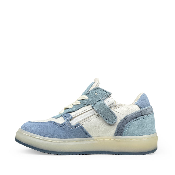 Zijaanzicht rechts van blauw-witte kinderschoen met rits van Pinocchio