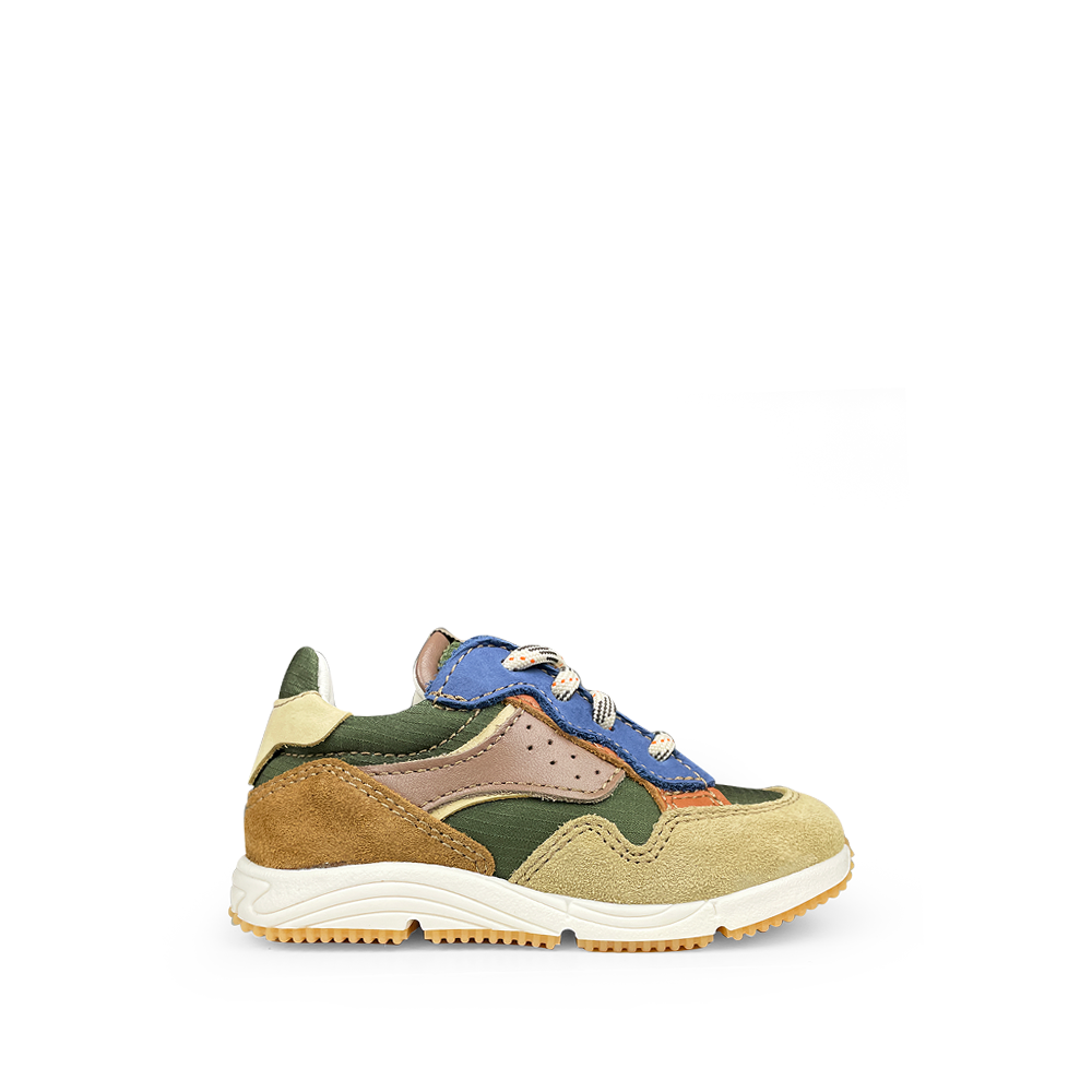 Multicolor kindersneaker met suède accenten in groen, blauw en bruin – sportieve runner met stevige zool en vetersluiting