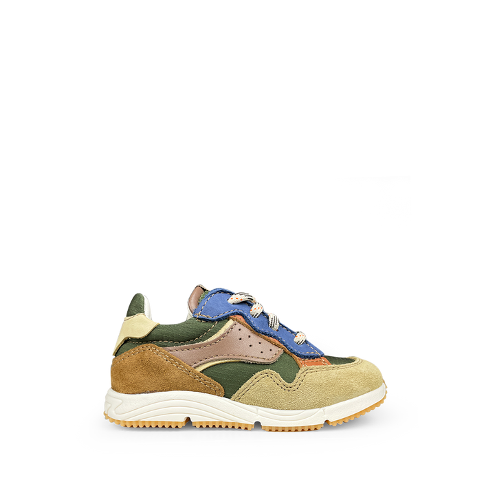 Multicolor kindersneaker met suède accenten in groen, blauw en bruin – sportieve runner met stevige zool en vetersluiting
