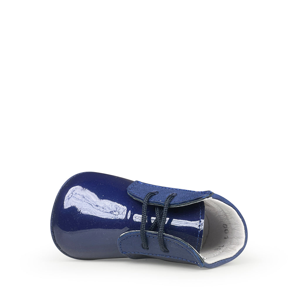 Glanzende prestapper in donkerblauw