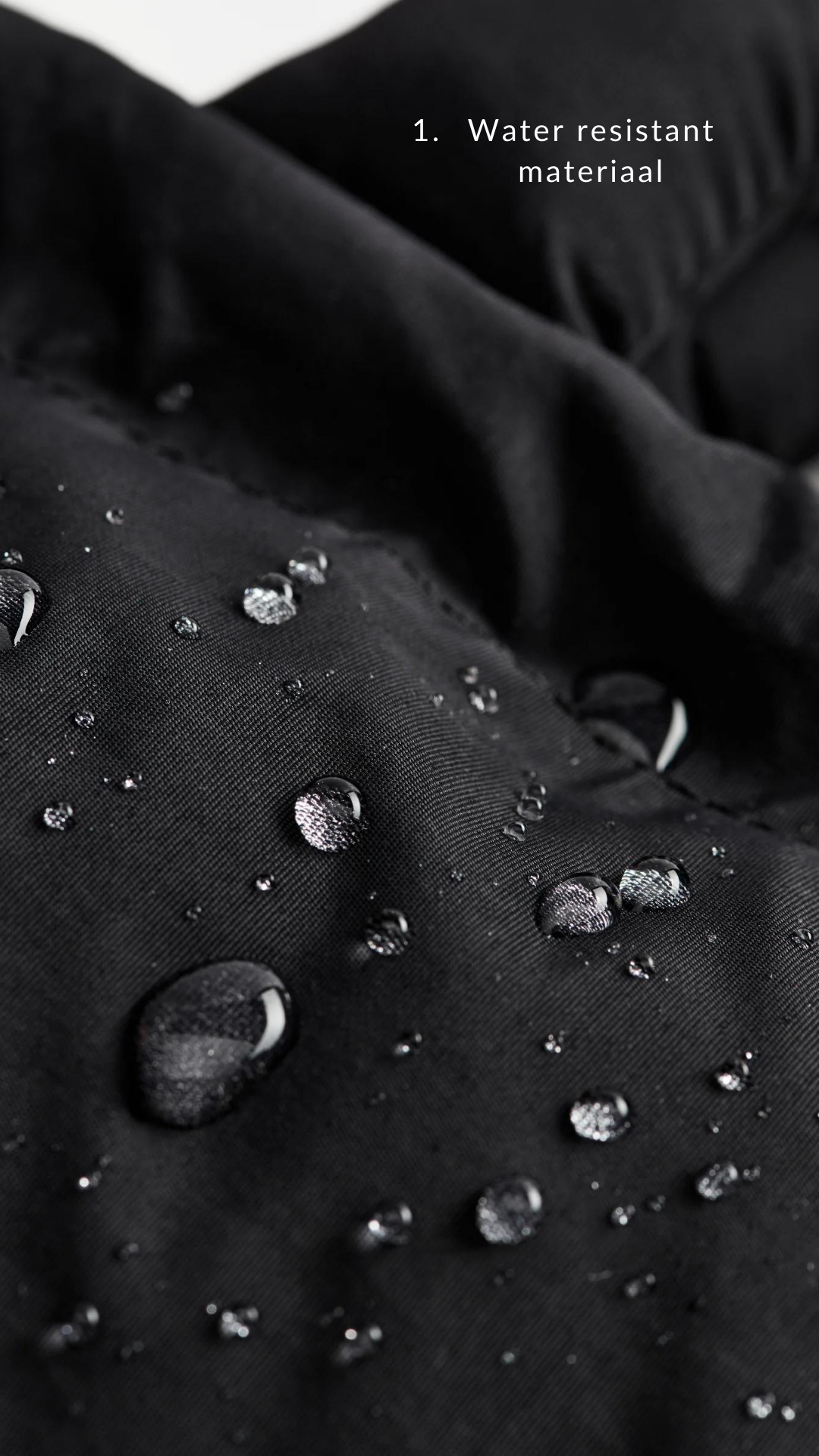 Close-up van waterafstotende stof in zwart – detail van duurzame tas
