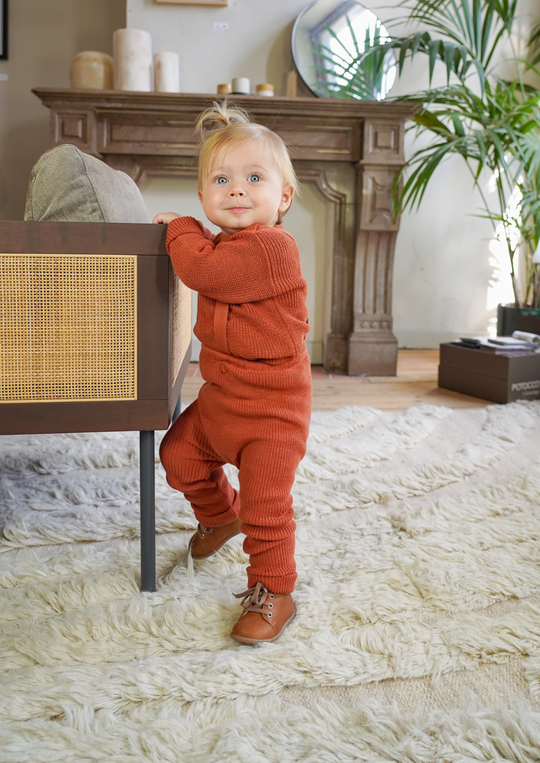 Welke schoenen kies je als je kind zich rechtop trekt? | Anna Pops kinderschoenadvies