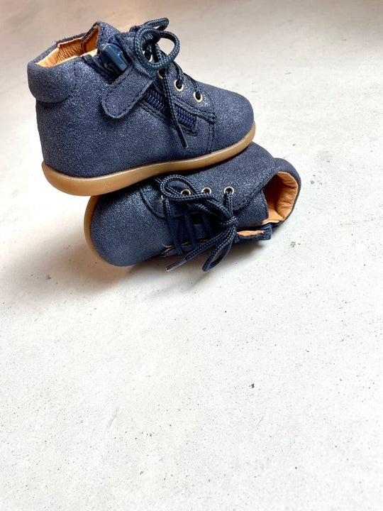 Hoe snel groeit een kindervoet? Hoe weet ik wanneer een schoen te klein is ? Hoe vaak een schoen vervangen?