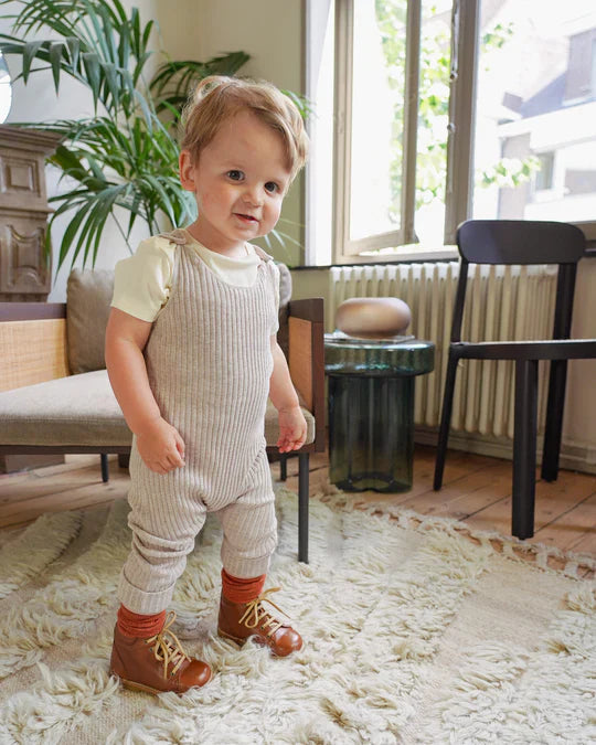 Kind staat zelfstandig met kinderschoenen van Anna Pops