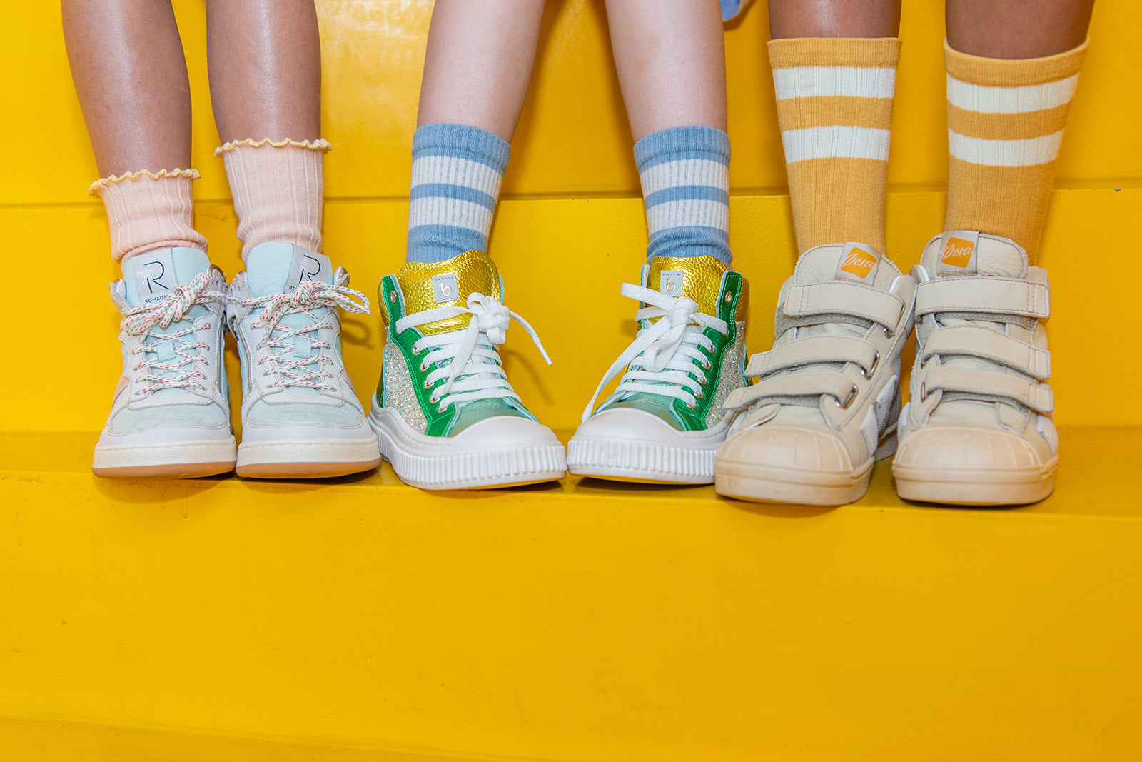 Kindervoeten met kleurrijke sneakers van Anna Pops, ideaal om te ravotten in stijl