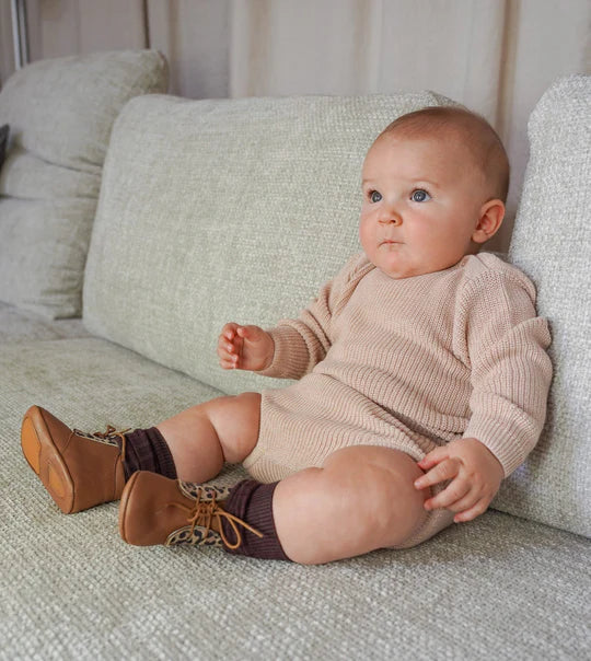 baby met babypantoffels van Anna Pops