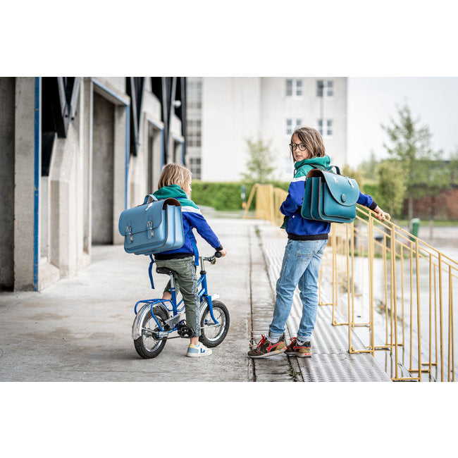 Twee kinderen met Belgische leren schooltassen van Own Stuff, onderweg naar school