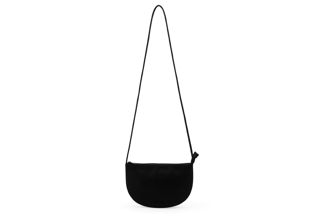 Zwarte halve maan crossbody tas van Monk & Anna – minimalistisch design voor meisjes en dames
