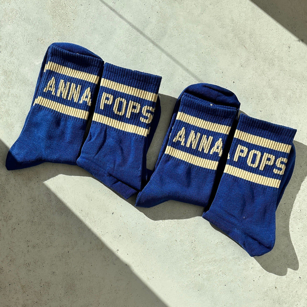 Blauwe sokken met Anna Pops logo, comfortabele mode-accessoire voor jongens en meisjes