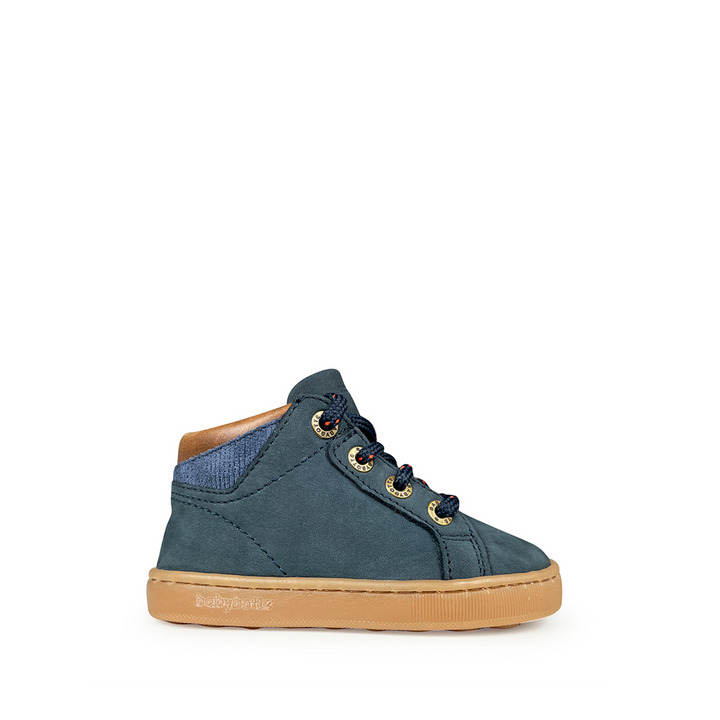 Babybotte donkerblauw van kleur unisex veterschoen voor kinderen, zijaanzicht met hoge schacht.