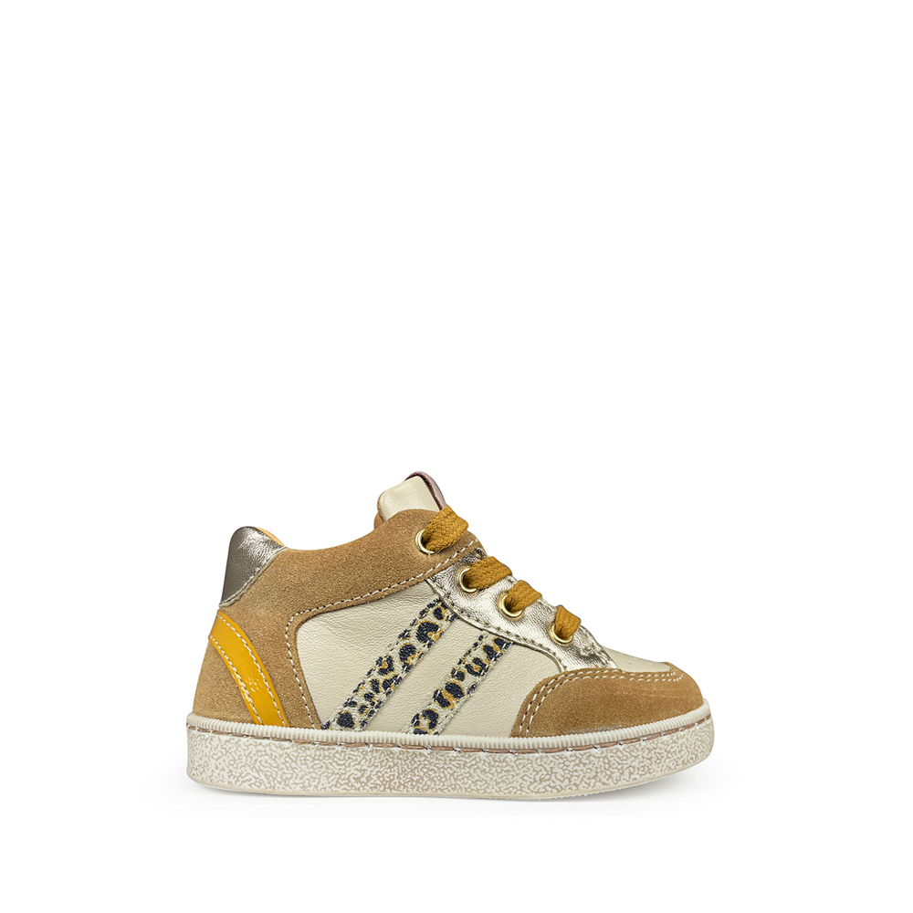 Babybotte kindersneaker in bruin en wit leder met luipaardprint en goudkleurige details, zijaanzicht.