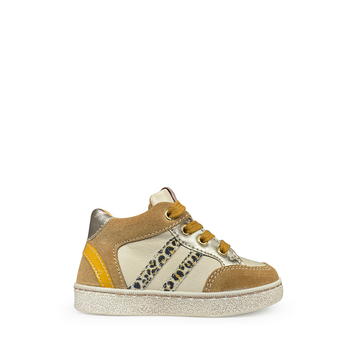 Babybotte kindersneaker in bruin en wit leder met luipaardprint en goudkleurige details, zijaanzicht.