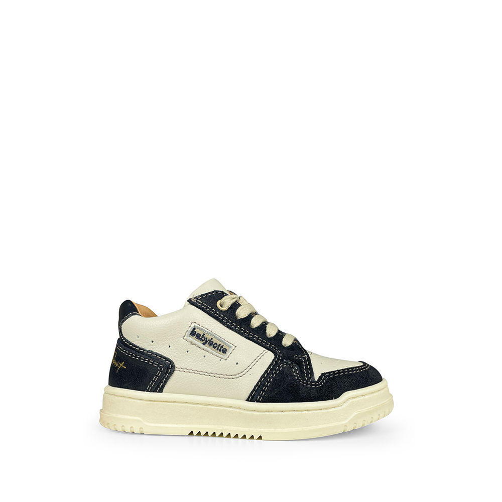 Babybotte witte en donkerblauwe kindersneaker met veter, zijaanzicht.