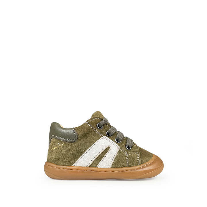 Babybotte groene veterschoen in suède met witte streep voor kinderen, zijaanzicht.