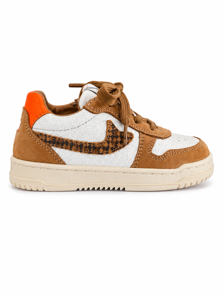 Bruine sneaker met oranje detail