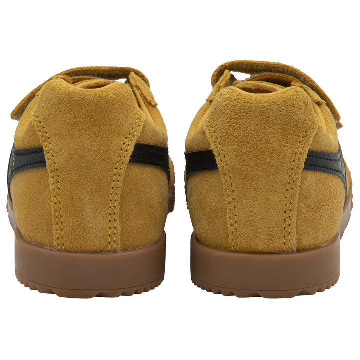 Achteraanzicht van okergele Gola kindersneakers met suède afwerking en zwarte accenten