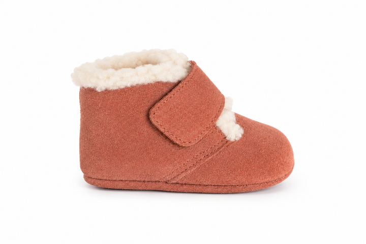 Babypantoffel in terracotta met wol gevoerd