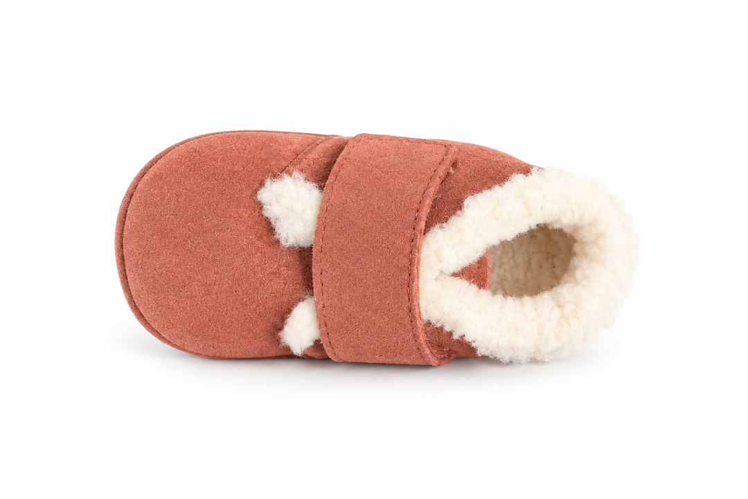 Babypantoffel in terracotta met wol gevoerd