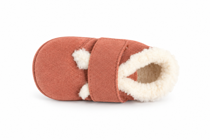 Babypantoffel in terracotta met wol gevoerd