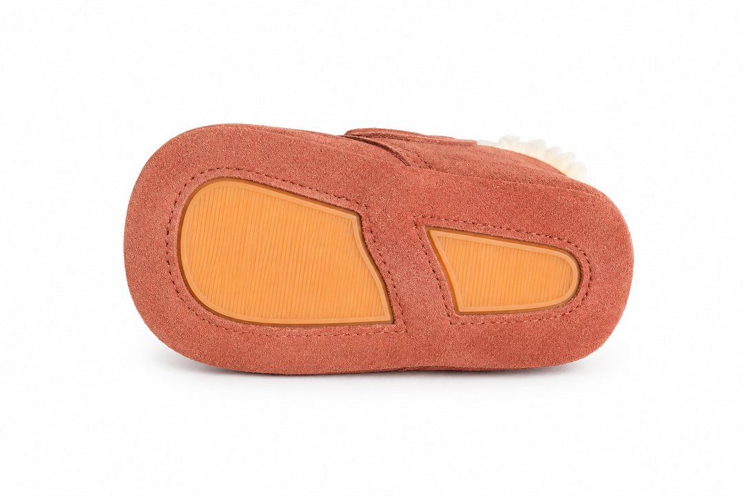 Babypantoffel in terracotta met wol gevoerd